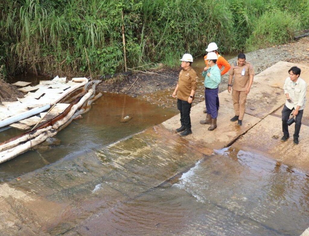 Dirut Vale Bersama Bupati Lutim Tinjau Kebocoran Pipa Minyak