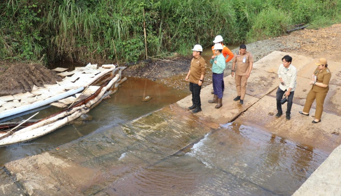 Dirut Vale Bersama Bupati Lutim Tinjau Kebocoran Pipa Minyak