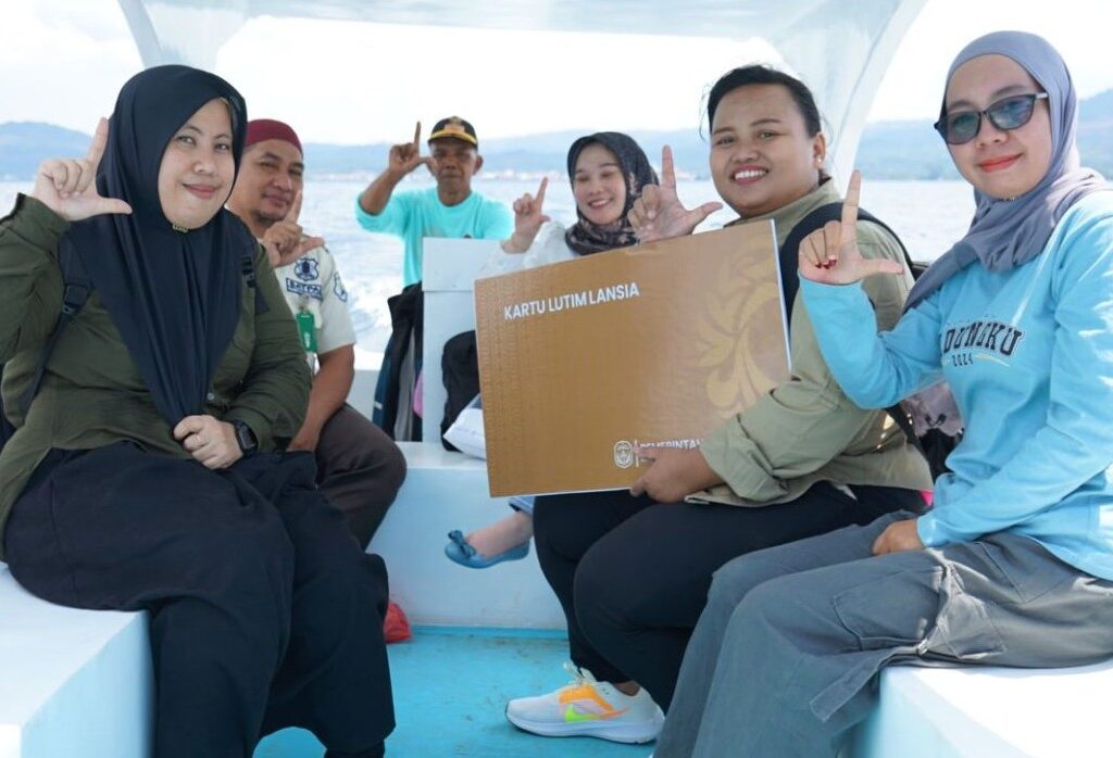 Seberangi Danau Matano, Tim Salurkan Kartu Lansia Lutim