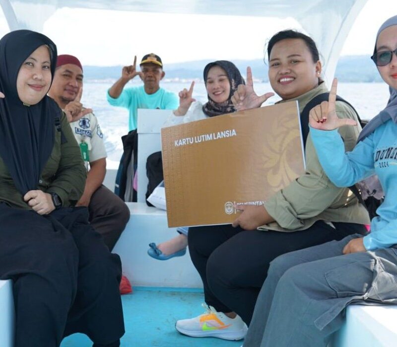 Seberangi Danau Matano, Tim Salurkan Kartu Lansia Lutim