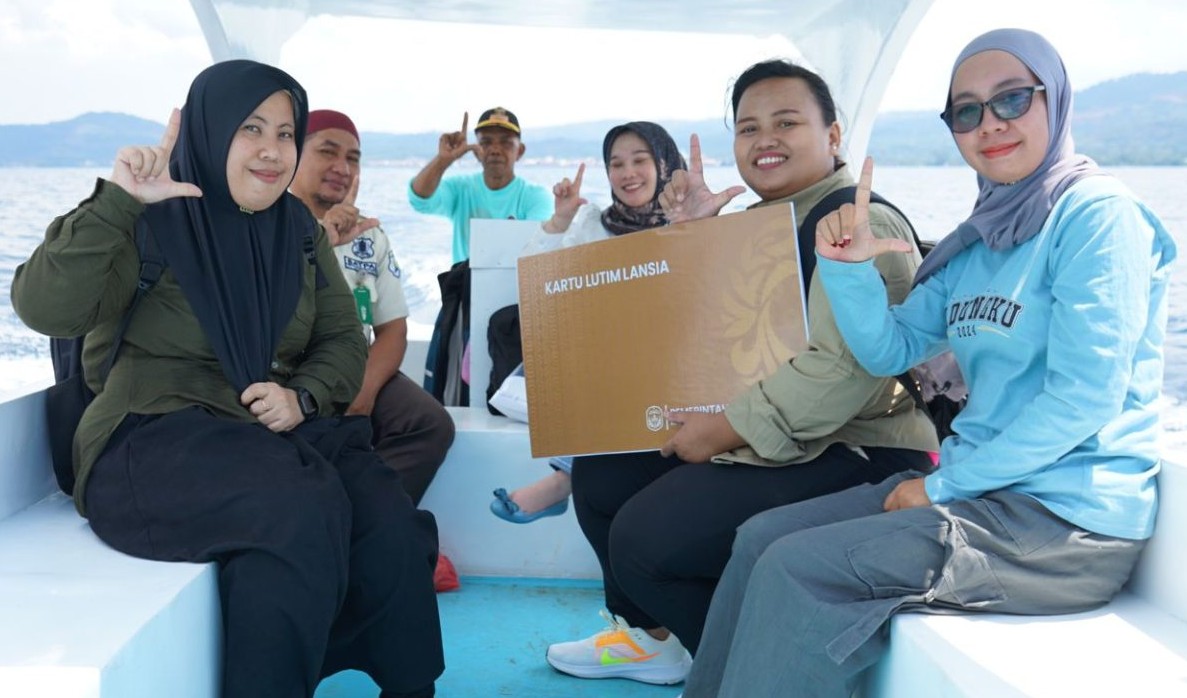 Seberangi Danau Matano, Tim Salurkan Kartu Lansia Lutim