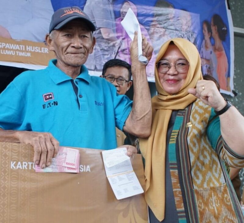 168 Orang Terima Bantuan Kartu Lansia di Towuti Lutim 168 Orang Terima Bantuan Kartu Lansia di Towuti Lutim