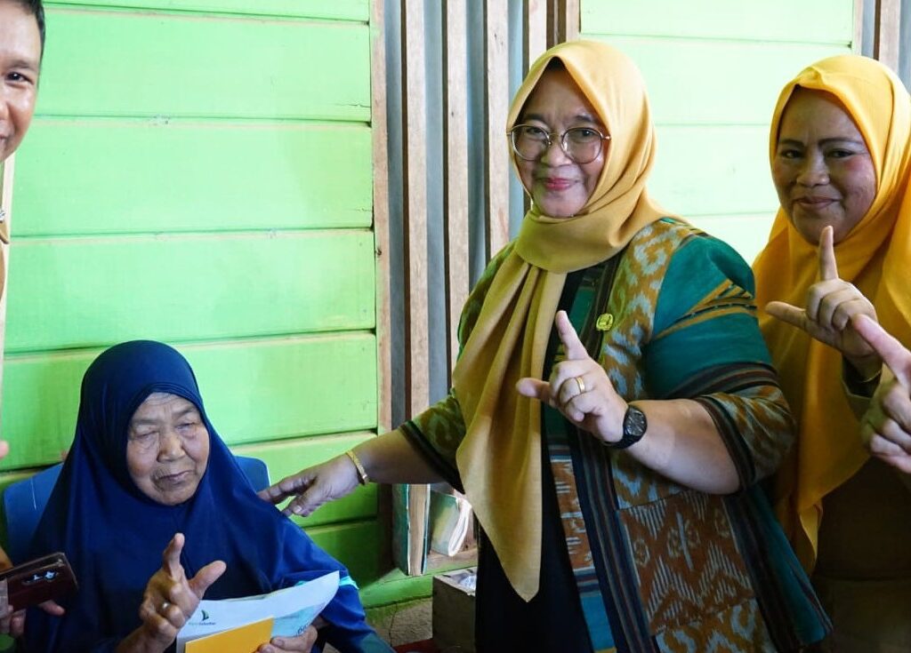 Jemput Bola dalam Penyaluran Kartu Lansia, Wabup Lutim Diapresiasi Warga