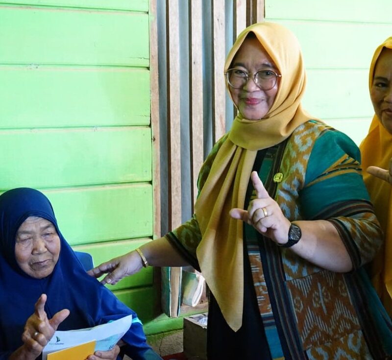 Jemput Bola dalam Penyaluran Kartu Lansia, Wabup Lutim Diapresiasi Warga Jemput Bola dalam Penyaluran Kartu Lansia, Wabup Lutim Diapresiasi Warga