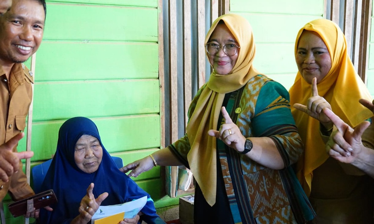Jemput Bola dalam Penyaluran Kartu Lansia, Wabup Lutim Diapresiasi Warga