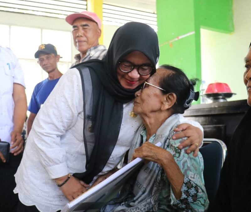 221 Warga Tomoni Timur Terima Kartu Lansia Lutim 221 Warga Tomoni Timur Terima Kartu Lansia Lutim