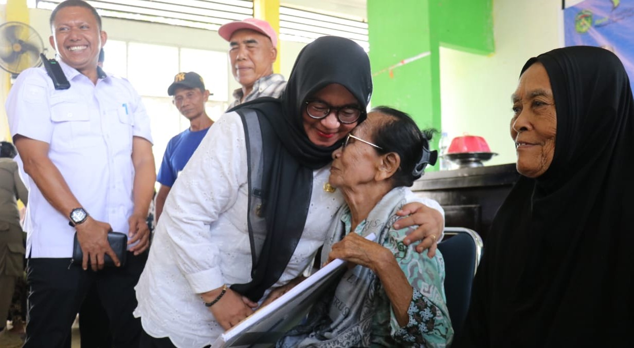 221 Warga Tomoni Timur Terima Kartu Lansia Lutim