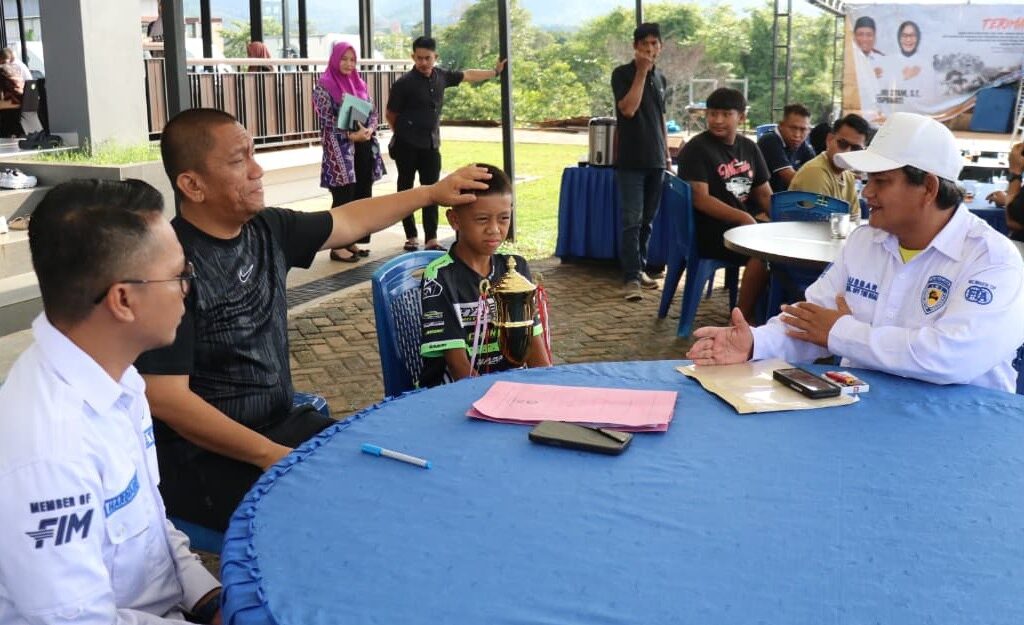Bupati Lutim Dukung Penuh Rider Cilik Lutim Bertarung di Motoprix