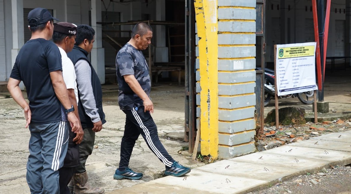 Pantau Pengerjaan Drainase Pasar Malili, Irwan: Jaga Estetika