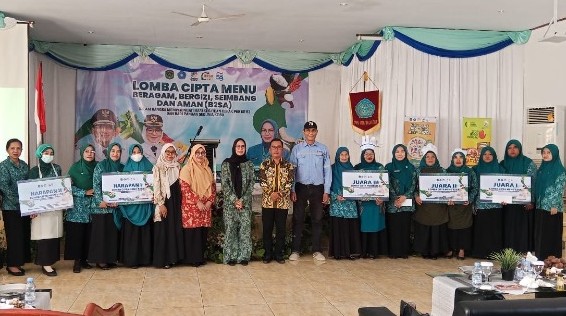 TP-PKK Tomoni Timur Juara Lomba Cipta Menu B2SA se-Lutim