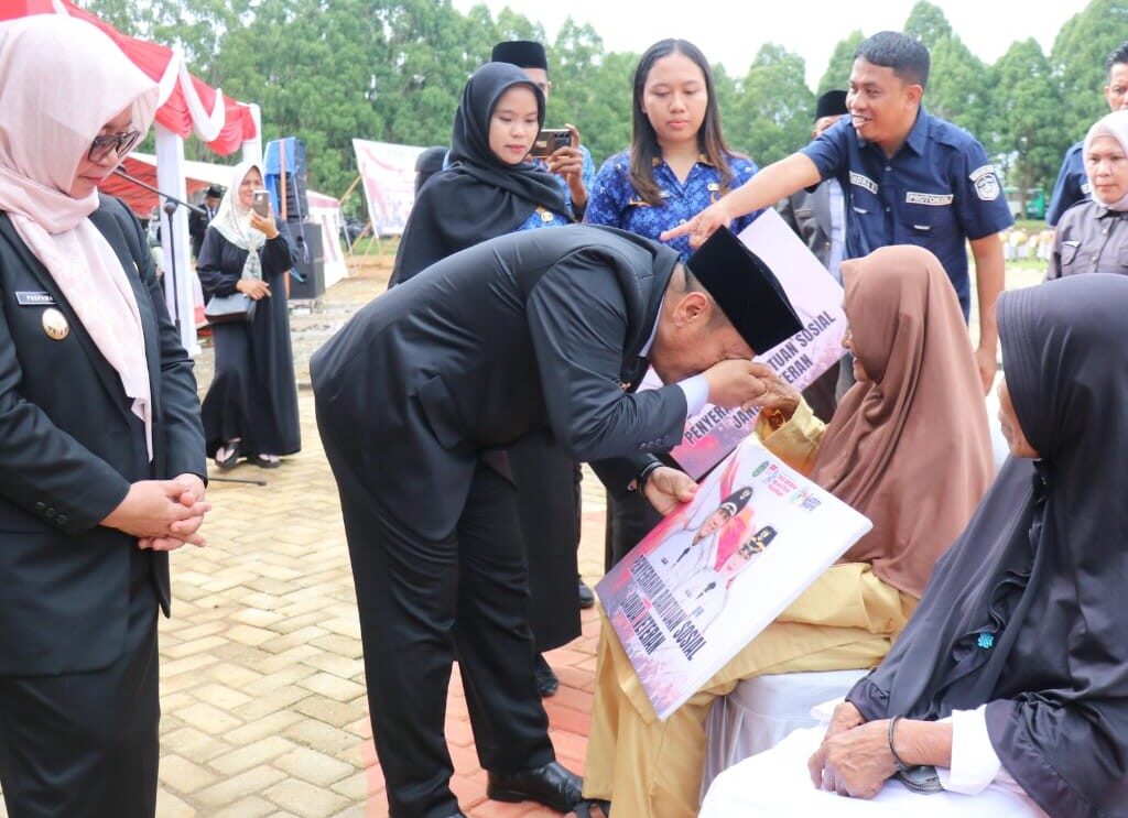 Peringati Hari Pahlawan, Bupati Lutim Serahkan Bantuan ke Janda Veteran