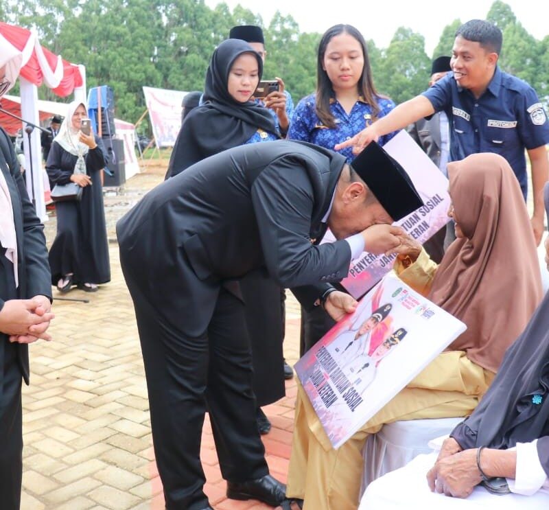 Peringati Hari Pahlawan, Bupati Lutim Serahkan Bantuan ke Janda Veteran Peringati Hari Pahlawan, Bupati Lutim Serahkan Bantuan ke Janda Veteran