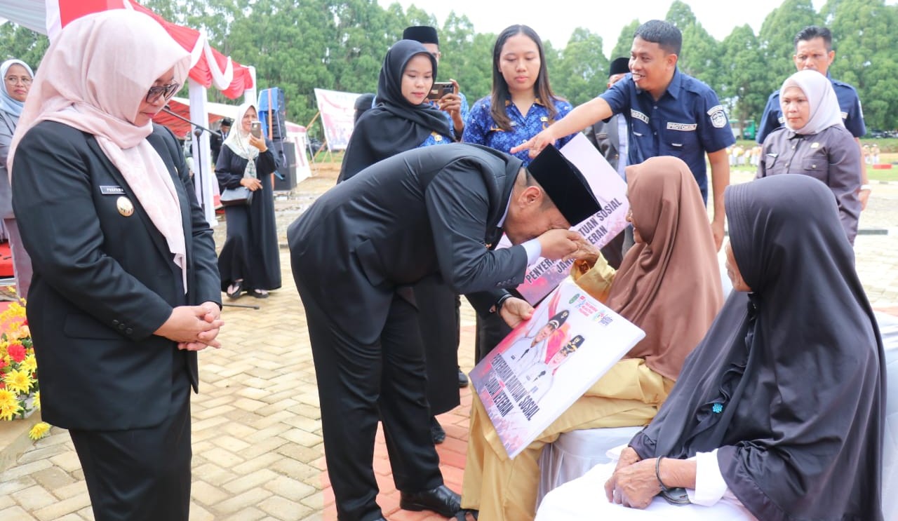 Peringati Hari Pahlawan, Bupati Lutim Serahkan Bantuan ke Janda Veteran