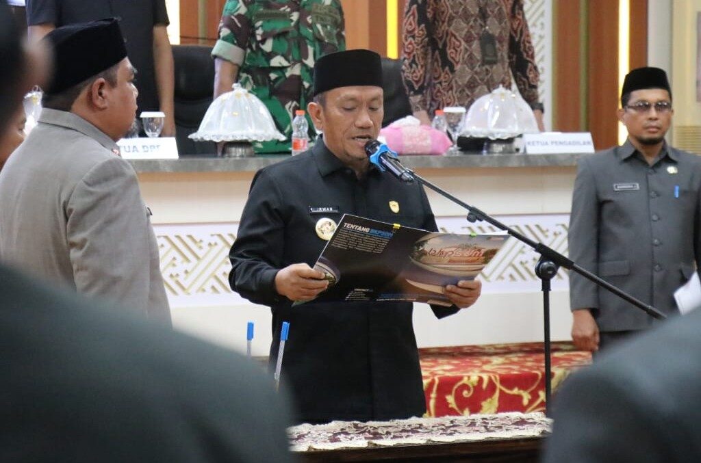 Lantik Pejabat Baru, Bupati Lutim Sebut Penyegaran Organisasi Lantik Pejabat Baru, Bupati Lutim Sebut Penyegaran Organisasi