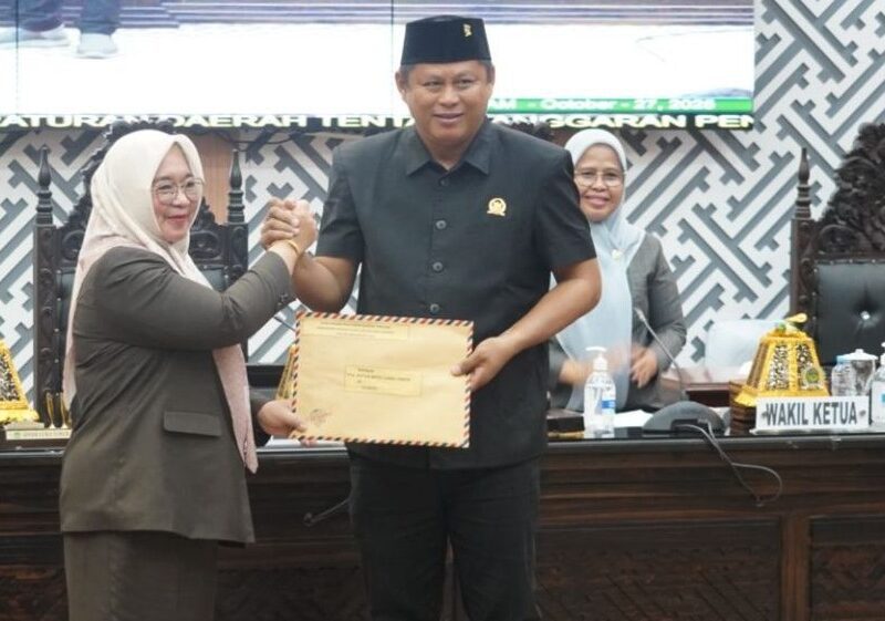 Pemkab Lutim Serahkan Ranperda APBD 2026 ke DPRD