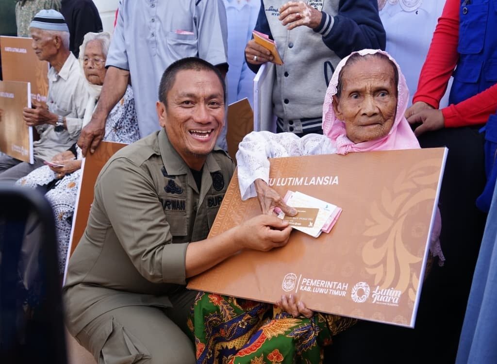 Resmi! Program Kartu Lansia di Lutim Mulai Disalurkan Resmi! Program Kartu Lansia di Lutim Mulai Disalurkan