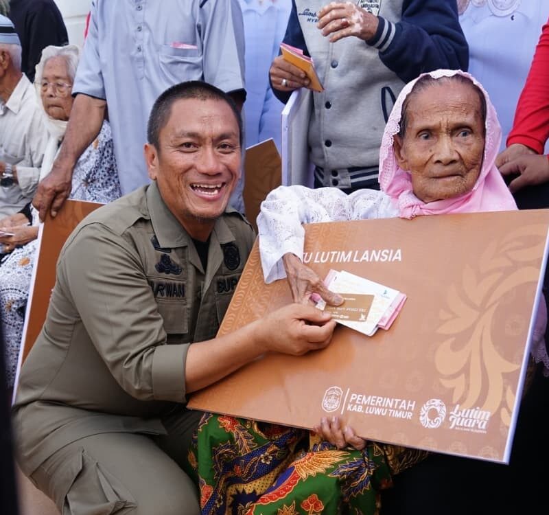 Resmi! Program Kartu Lansia di Lutim Mulai Disalurkan