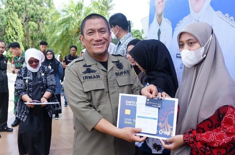 Ribuan Mahasiswa di Lutim Terima Kartu Pintar