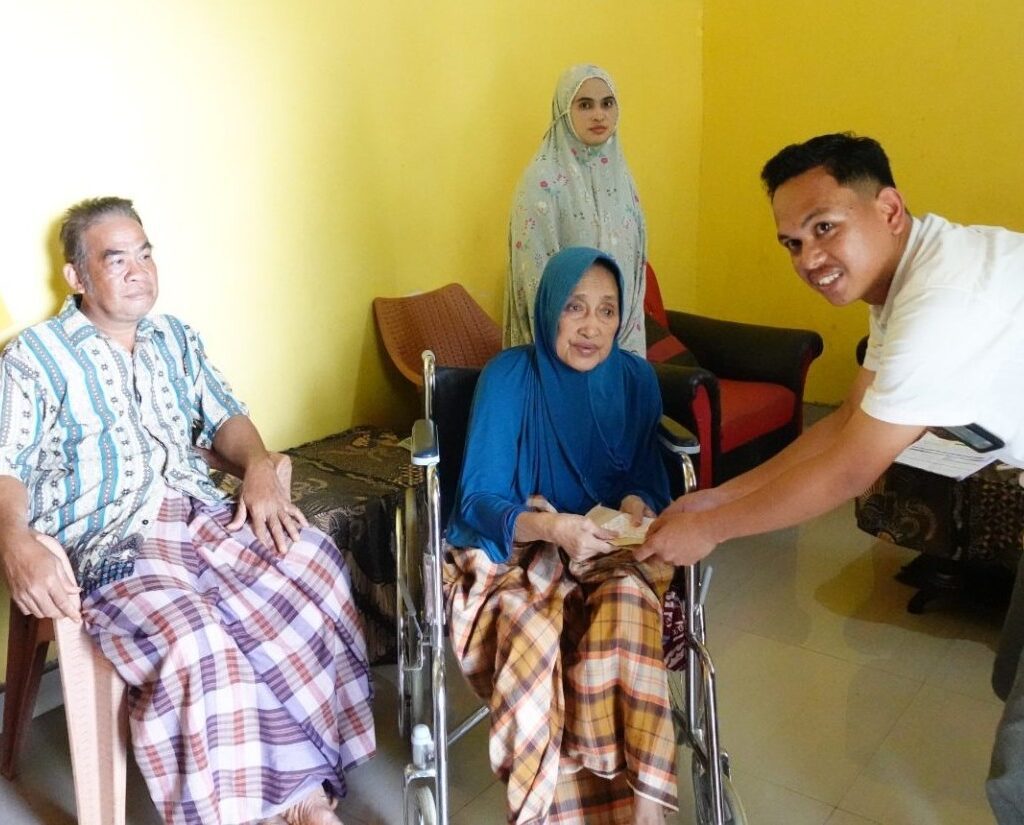 Tak Bisa Ikut Antri, Pemkab Lutim Sambangi Rumah Penerima Program Kertu Lansia Tak Bisa Ikut Antri, Pemkab Lutim Sambangi Rumah Penerima Program Kertu Lansia