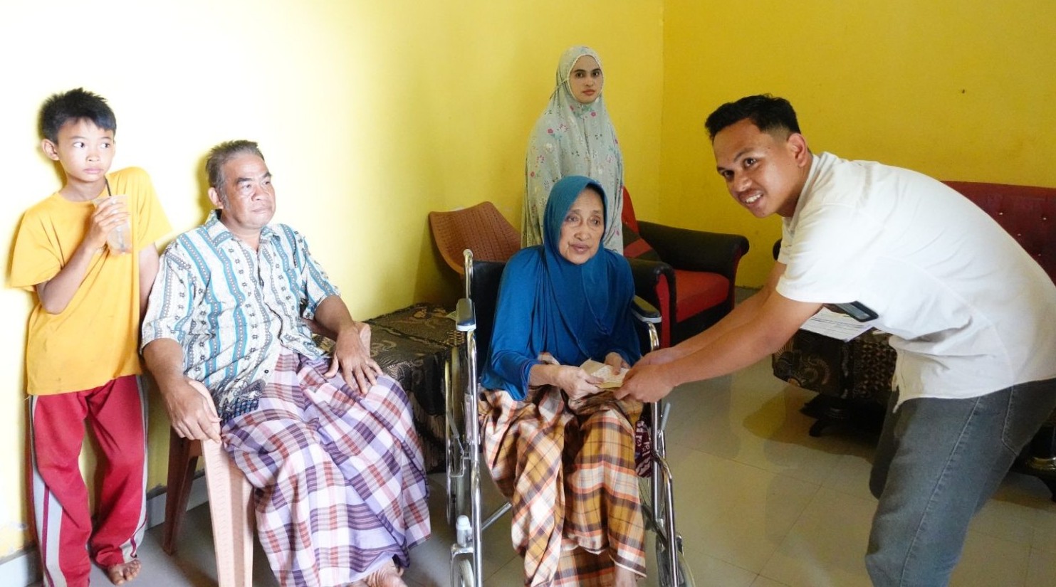 Tak Bisa Ikut Antri, Pemkab Lutim Sambangi Rumah Penerima Program Kertu Lansia