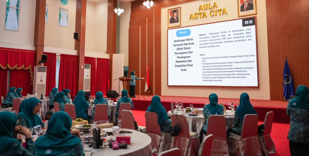 Evaluasi Semesteran, Ani Nurbani Paparkan Capaian Proker TP-PKK Lutim