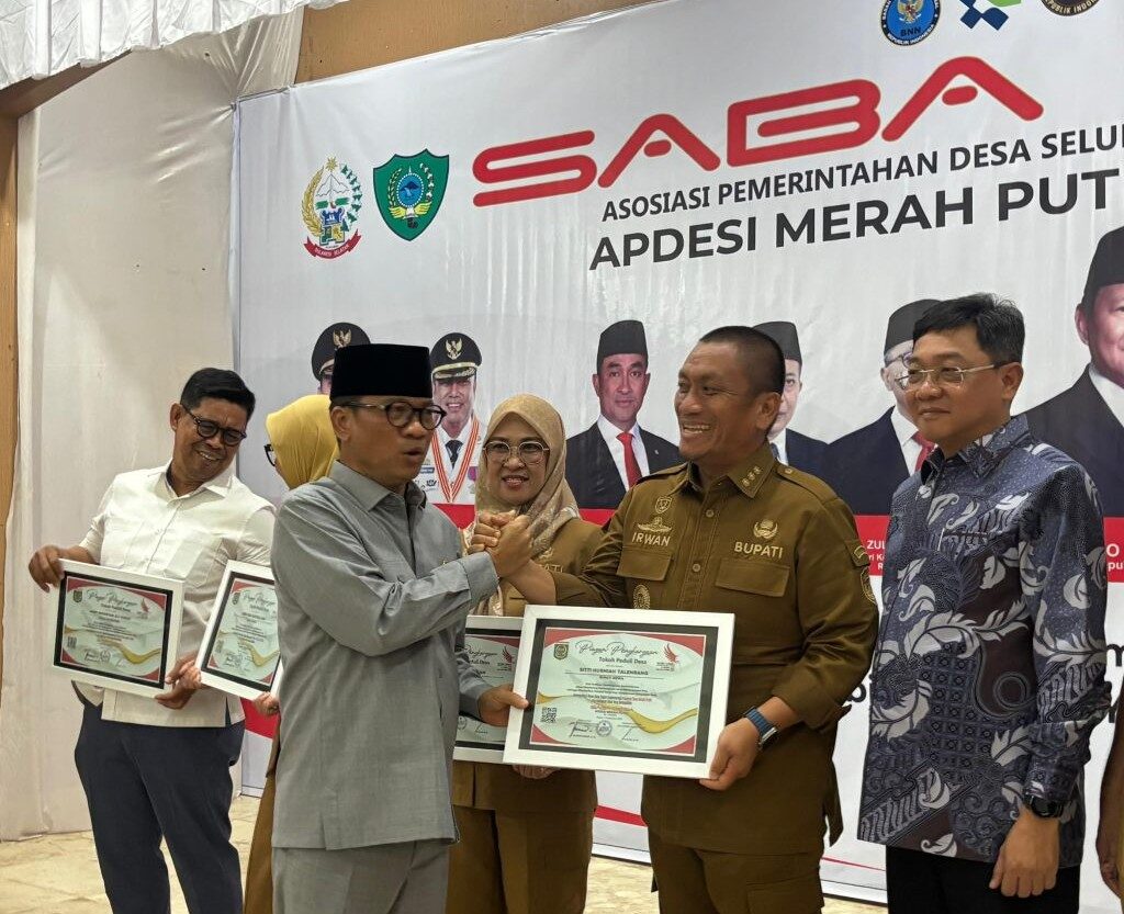 Bupati Lutim Terima Penghargaan Sebagai Kepala Daerah Peduli Desa