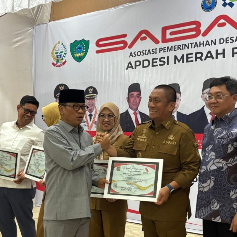 Bupati Lutim Terima Penghargaan Sebagai Kepala Daerah Peduli Desa