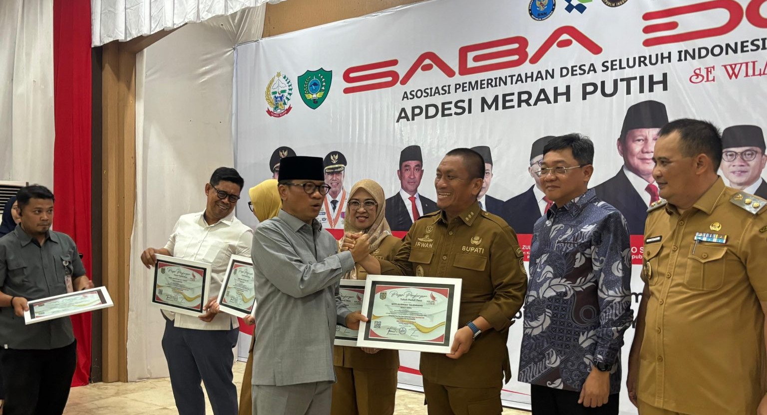 Bupati Lutim Terima Penghargaan Sebagai Kepala Daerah Peduli Desa