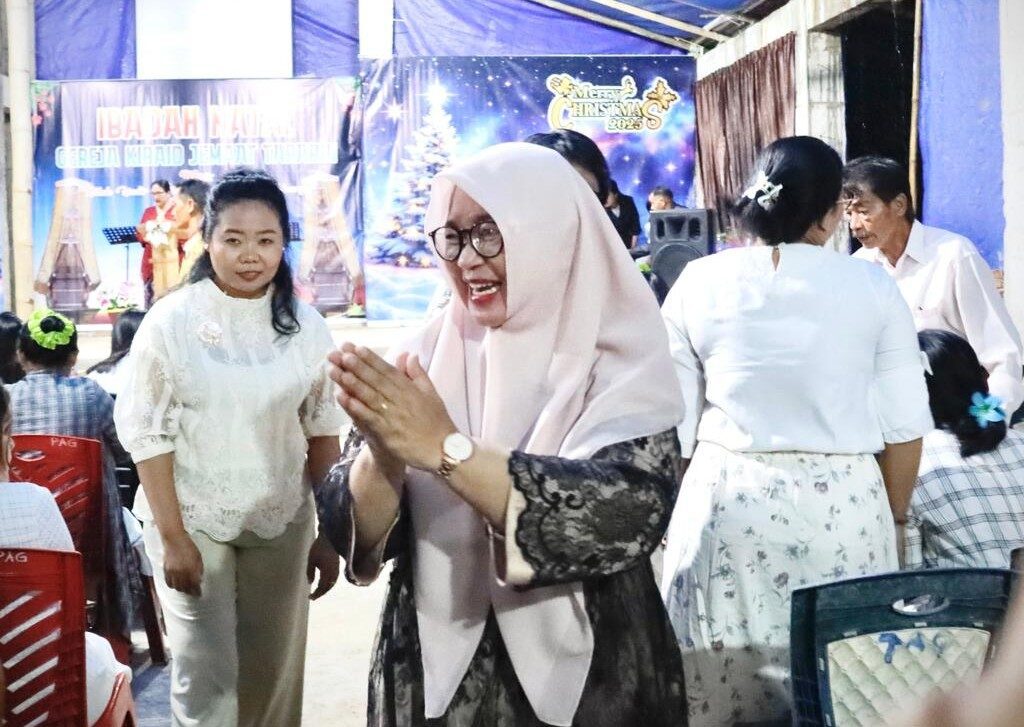 Hadiri Natal Jemaat Tarabbi, Puspawati Ajak Jaga Persatuan