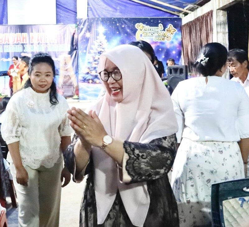 Hadiri Natal Jemaat Tarabbi, Puspawati Ajak Jaga Persatuan