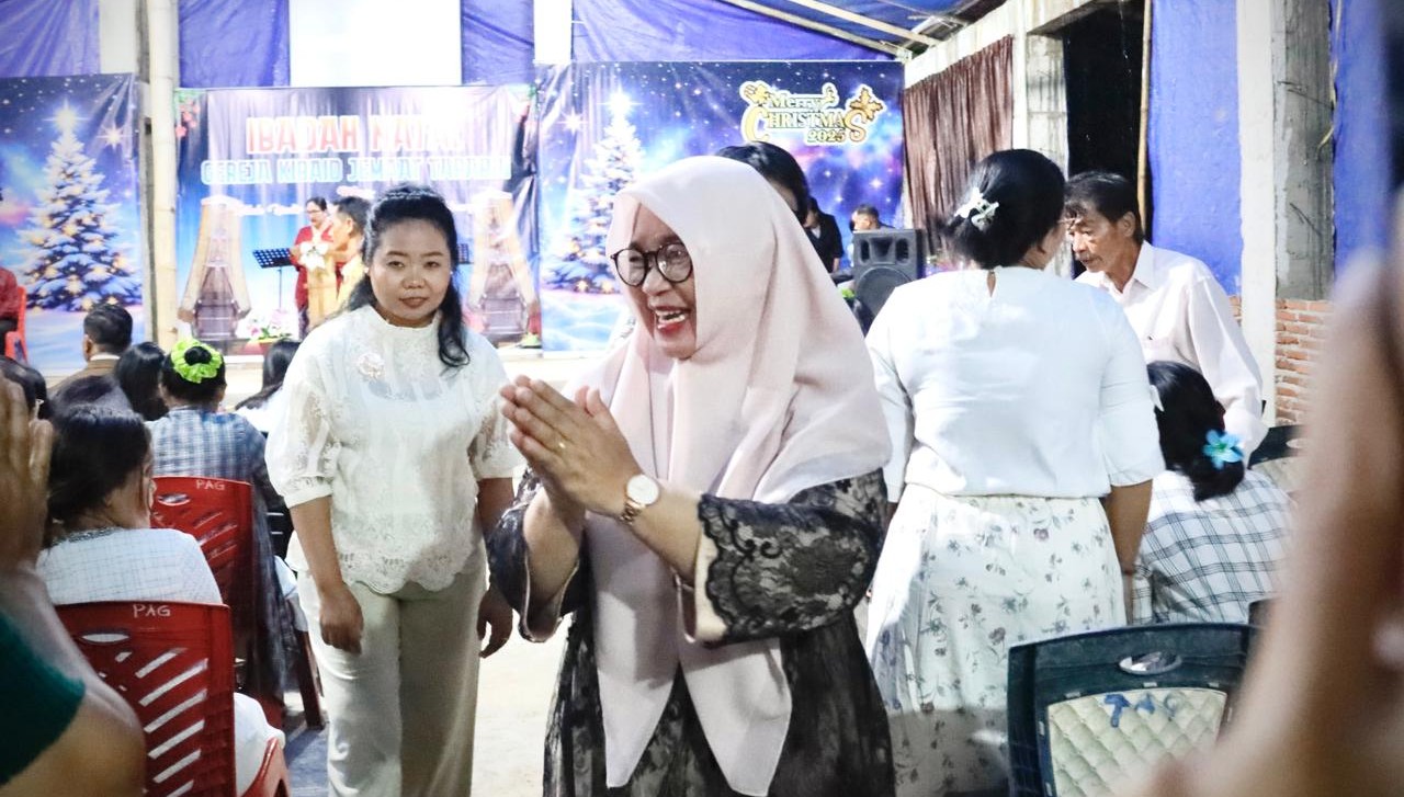 Hadiri Natal Jemaat Tarabbi, Puspawati Ajak Jaga Persatuan