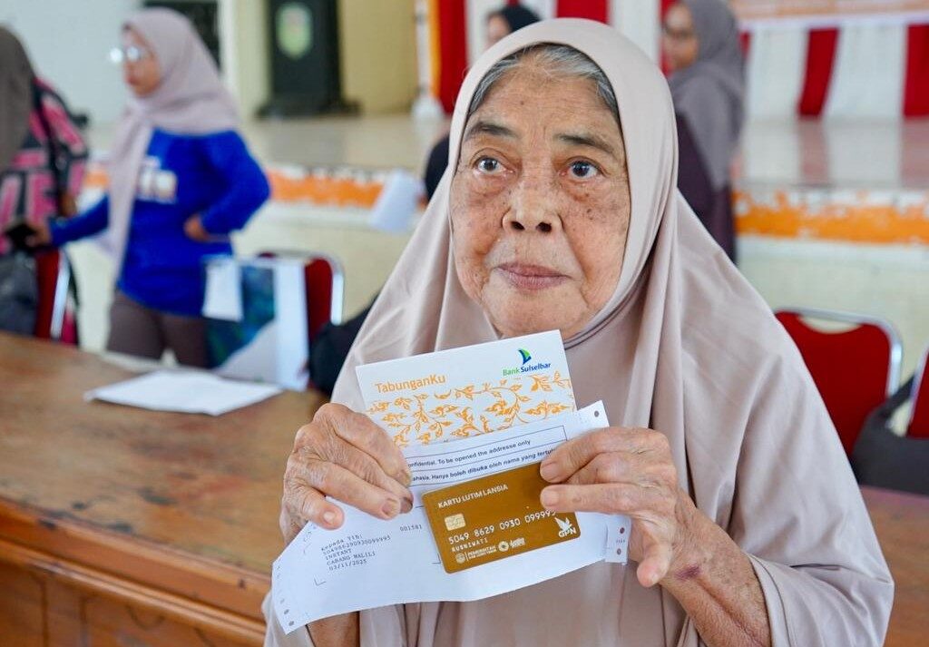 Oma Intan Senang, Kartu Lansia Ibas-Puspa Ringankan Beban Hidup
