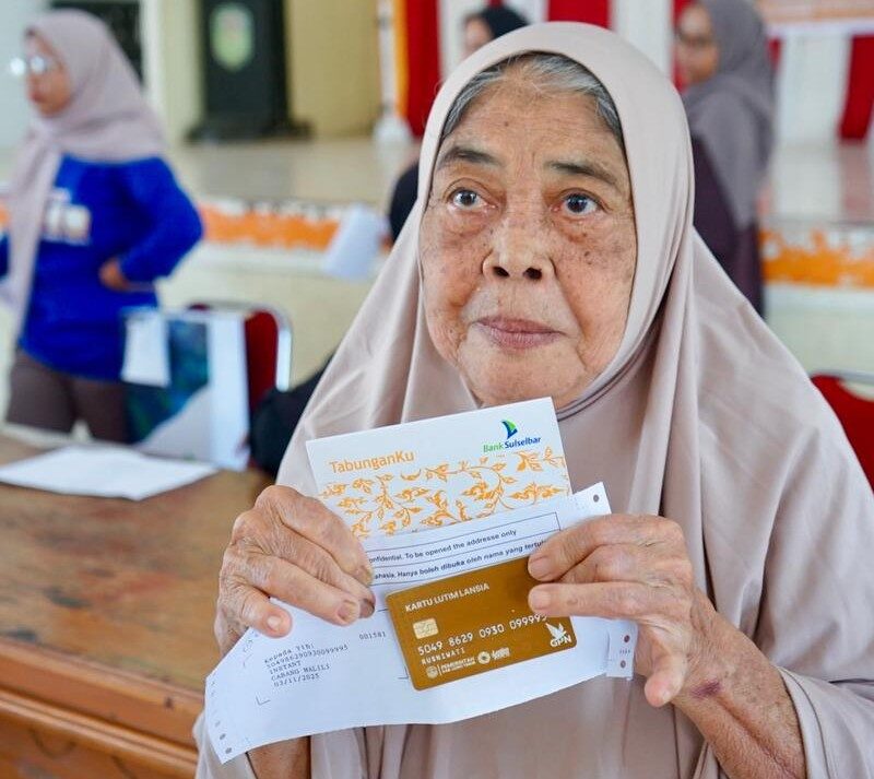 Oma Intan Senang, Kartu Lansia Ibas-Puspa Ringankan Beban Hidup