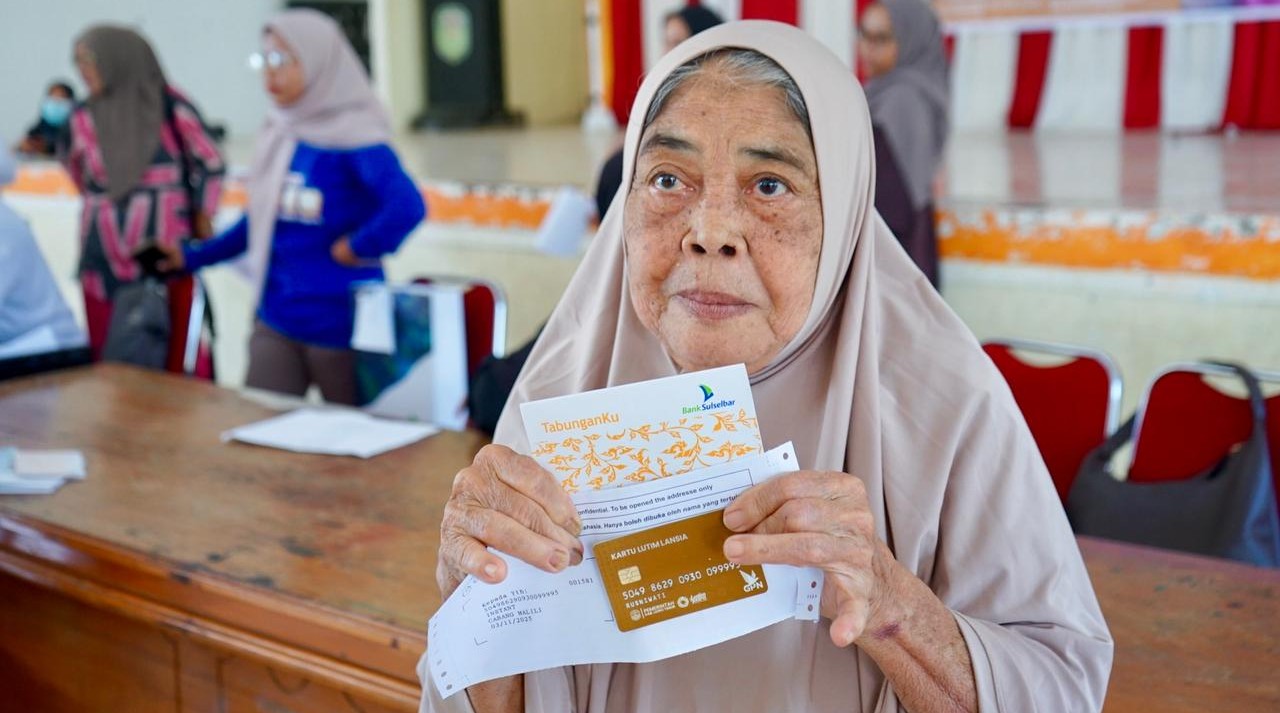 Oma Intan Senang, Kartu Lansia Ibas-Puspa Ringankan Beban Hidup
