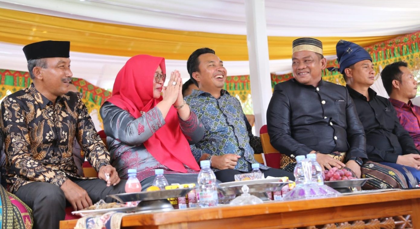 Wabup Lutim Hadiri Prosesi Adat Ma’balik Gandang Syukur Bijak