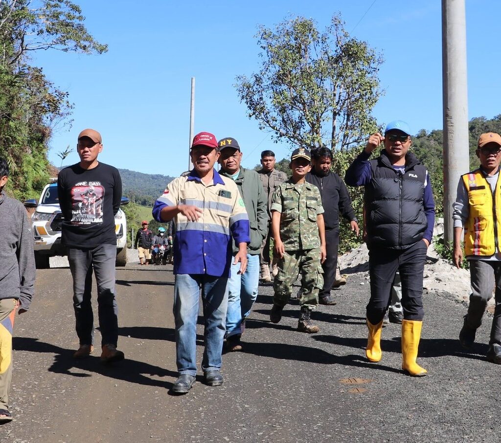 Proyek Jalan 4,8 Km di Seko Dikebut, Bupati Lutra Tinjau Langsung Progres