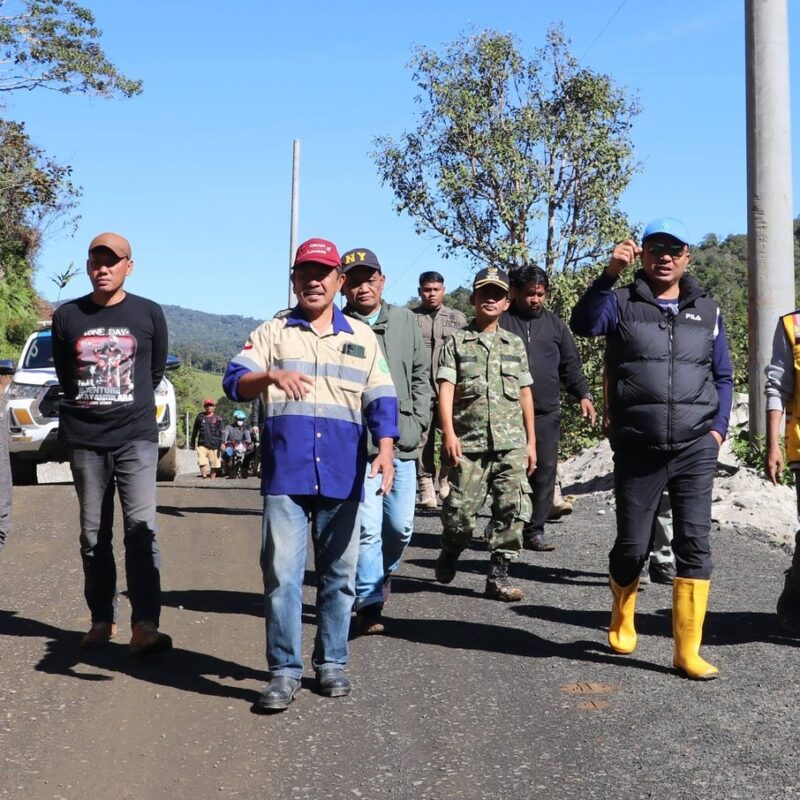Proyek Jalan 4,8 Km di Seko Dikebut, Bupati Lutra Tinjau Langsung Progres