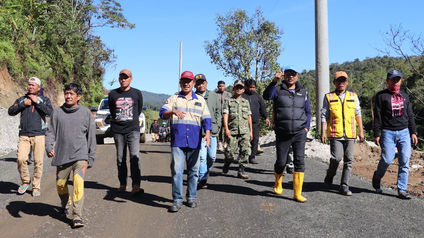 Proyek Jalan 4,8 Km di Seko Dikebut, Bupati Lutra Tinjau Langsung Progres
