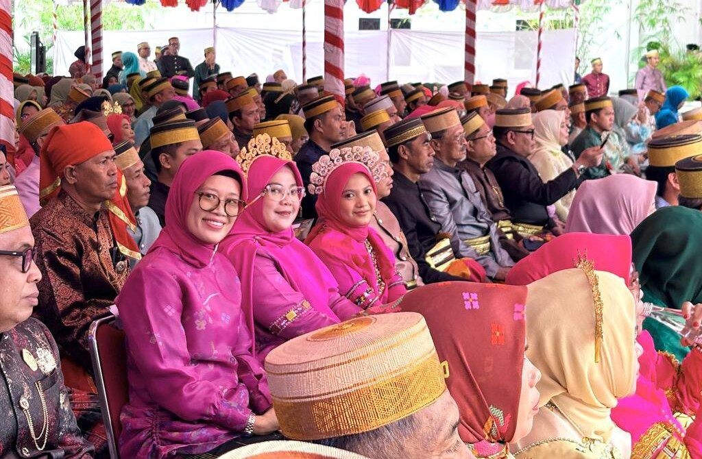 Hari Jadi Bone ke-696, Pemkab Lutim Ikuti Prosesi Adat Mattompang Arajang