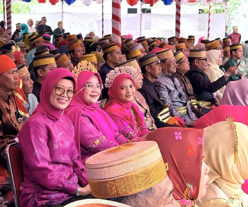 Hari Jadi Bone ke-696, Pemkab Lutim Ikuti Prosesi Adat Mattompang Arajang