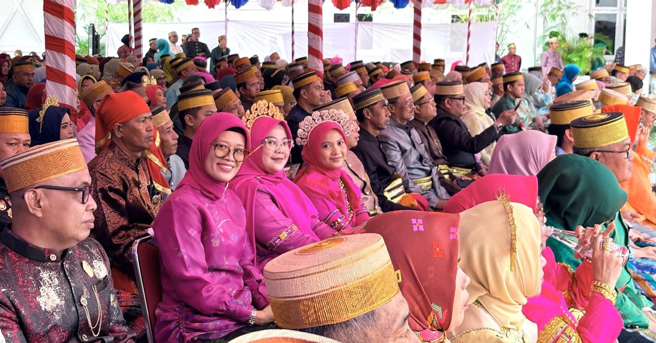 Hari Jadi Bone ke-696, Pemkab Lutim Ikuti Prosesi Adat Mattompang Arajang