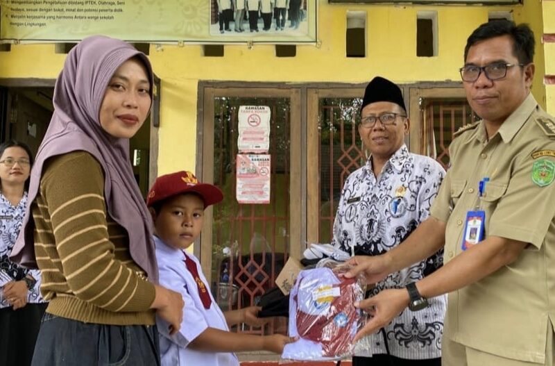 Wali Murid di Lutim Sebut Seragam Gratis Bantu Ringankan Beban