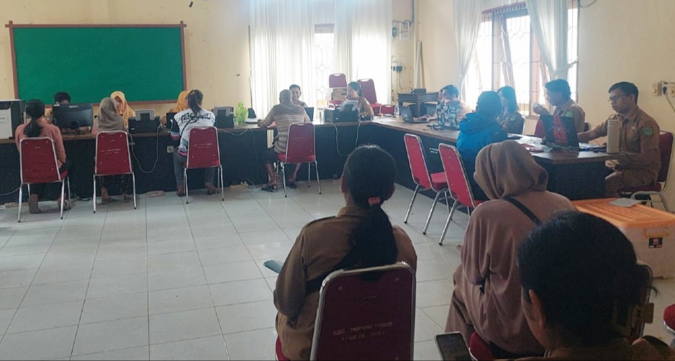 Disdukcapil Lutim Jemput Bola ke Kecamatan, Lakukan Perekaman KTP