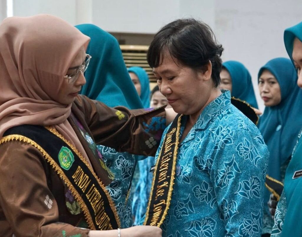 Kukuhkan Bunda Literasi Kecamatan di Lutim, Ini Pesan Irwan ke Ani Nurbani
