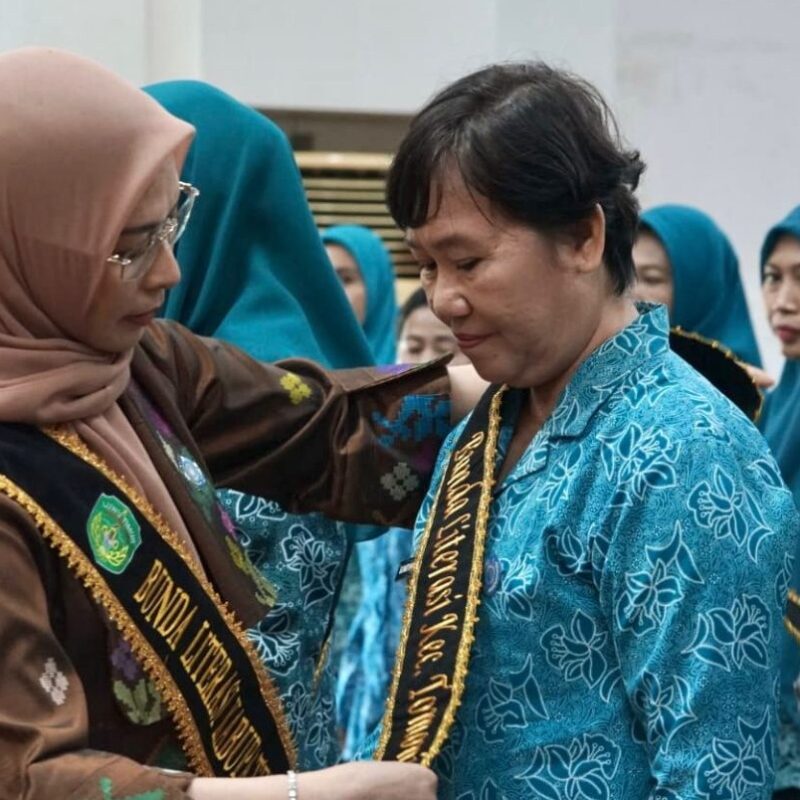 Kukuhkan Bunda Literasi Kecamatan di Lutim, Ini Pesan Irwan ke Ani Nurbani