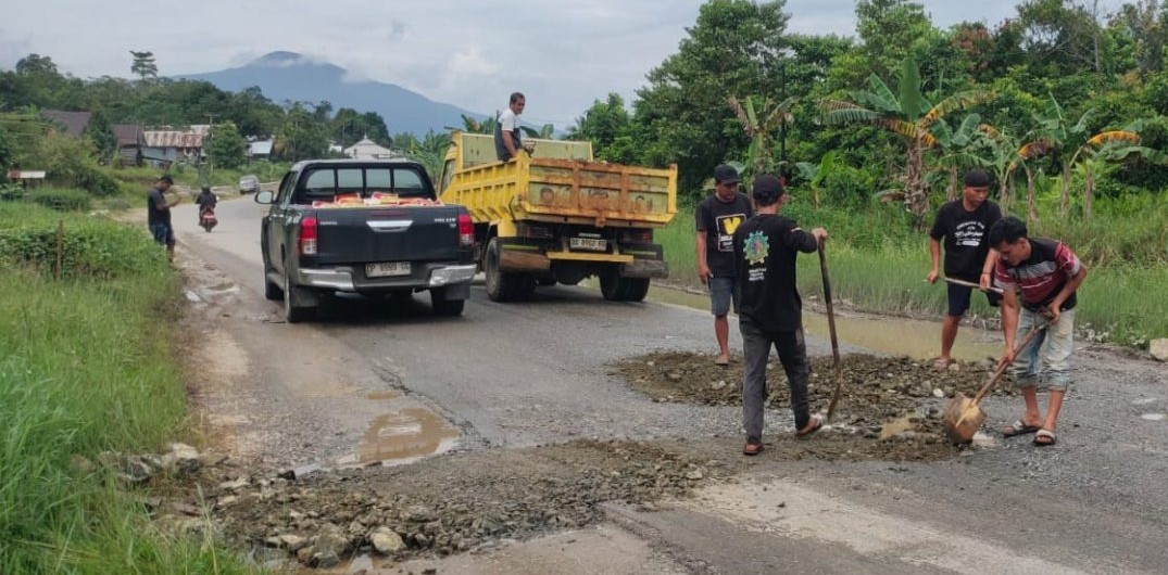 Meski Kewenangan Nasional, Pemkab Lutim Tetap Perbaiki Jalan Ussu