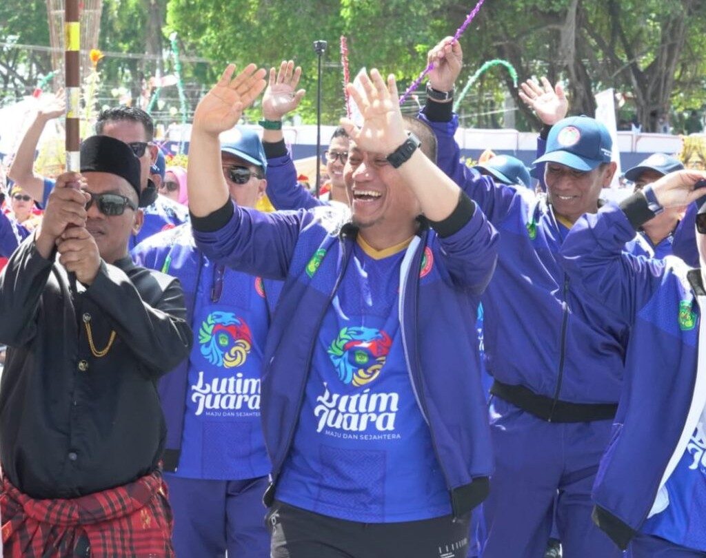 Bupati Lutim Pimpin Langsung Defile Porsenijar 2026 di Sidrap Bupati Lutim Pimpin Langsung Defile Porsenijar 2026 di Sidrap