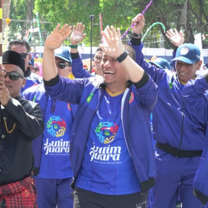 Bupati Lutim Pimpin Langsung Defile Porsenijar 2026 di Sidrap Bupati Lutim Pimpin Langsung Defile Porsenijar 2026 di Sidrap