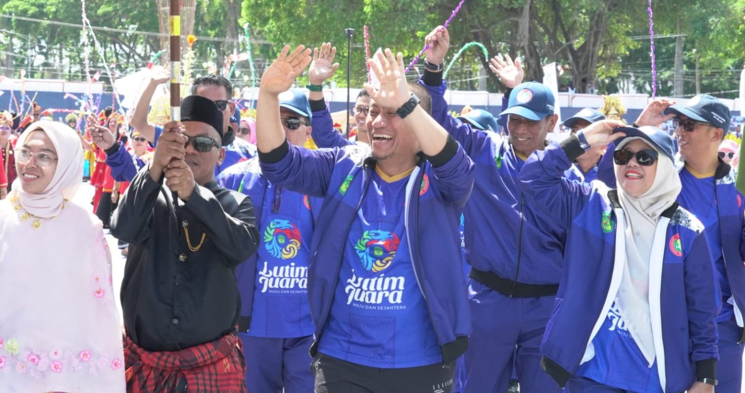 Bupati Lutim Pimpin Langsung Defile Porsenijar 2026 di Sidrap