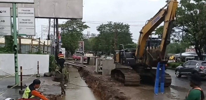 Pemprov Sulsel Kebut Pemasangan U-Ditch di Ruas Aroepala Makassar